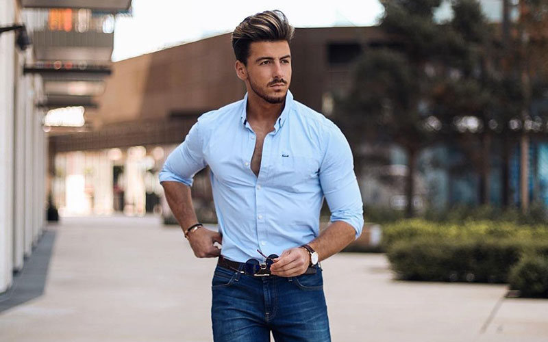 Chemise pliée avec un jean