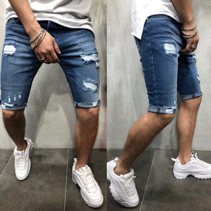 Il porte un short en jean