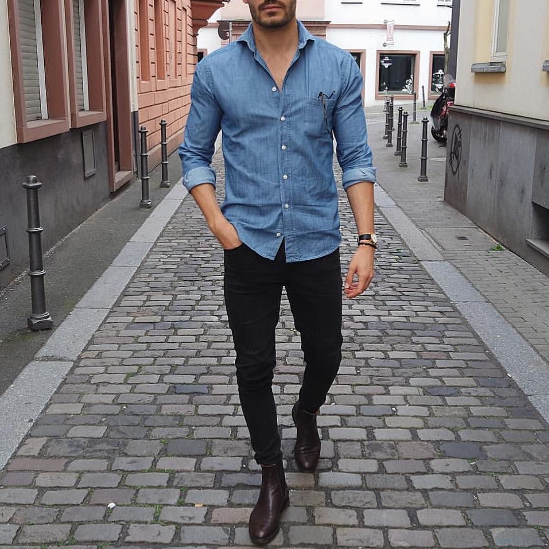 Chemise bleue avec pantalon noir