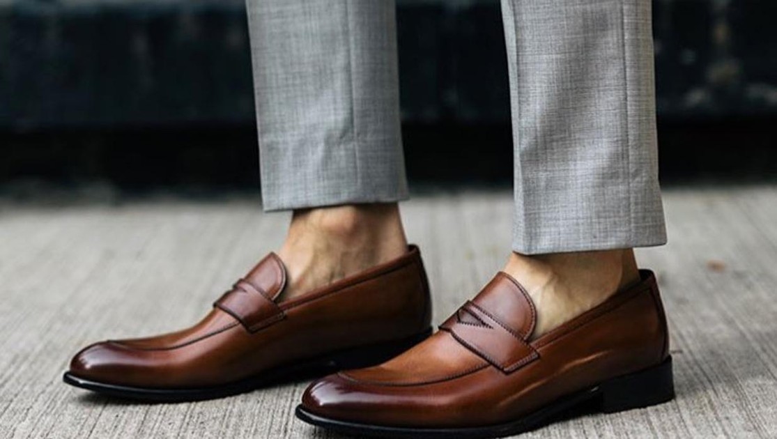 Il porte des chinos et des mocassins
