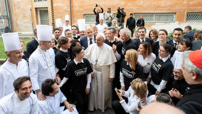 Le chef de l'hôtel Cavalieri à Rome rencontre le pape à l'occasion de la Journée des pauvres
