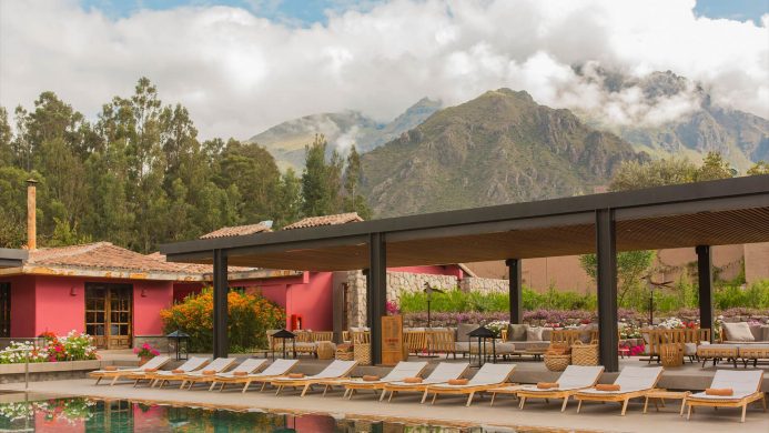 La piscine extérieure de l'hôtel Sol y Luna est entourée de chaises