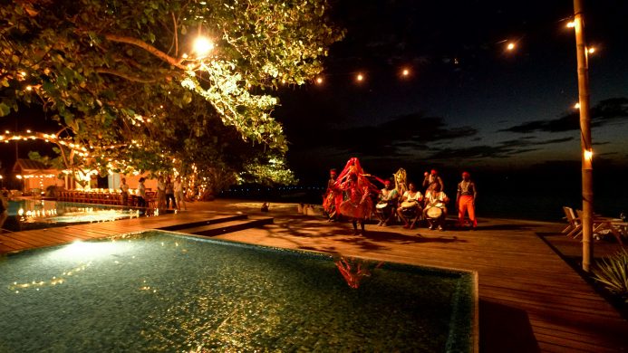 Garifuna danse au bord de la piscine de l'hôtel-boutique d'Ibagari