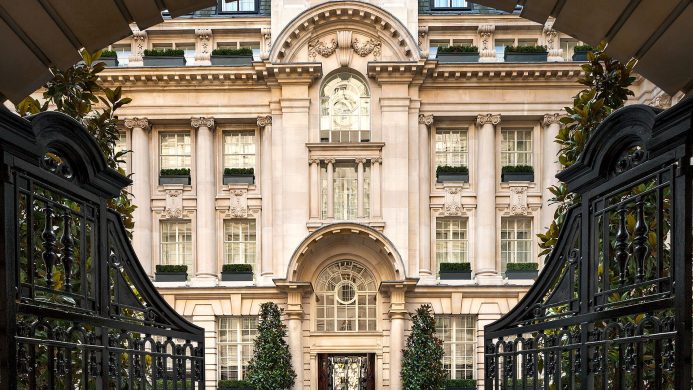 L'extérieur de Rosewood London derrière une porte en fer forgé ouverte