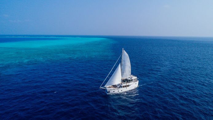 bateau <strong> luxe </strong> cadeaux marques Soneva Fuji » /></p>
<p><strong>Soneva Fuji</strong> | Île de Kunfunadu, Maldives</p>
<p> </p>
<p>Explorez l’océan Indien sur un yacht ultra-<strong> luxe </strong> de 23 mètres de Soneva Fuji. Tout comme l’hôtel isolé lui-même, tout ce dont vous avez besoin est à bord et luxueux, y compris une salle à manger, un bar, un jacuzzi extérieur, une bibliothèque, un salon et une baignoire spa à fond de verre. Bien que l’équipage soit déjà équipé d’un capitaine, d’un chef, d’un majordome aux pieds nus et d’un thérapeute de santé, des astronomes, des moniteurs de surf, des maîtres de plongée ou des photographes peuvent également être ajoutés à la facture.</p>
<p> </p>
</article>
<article class=