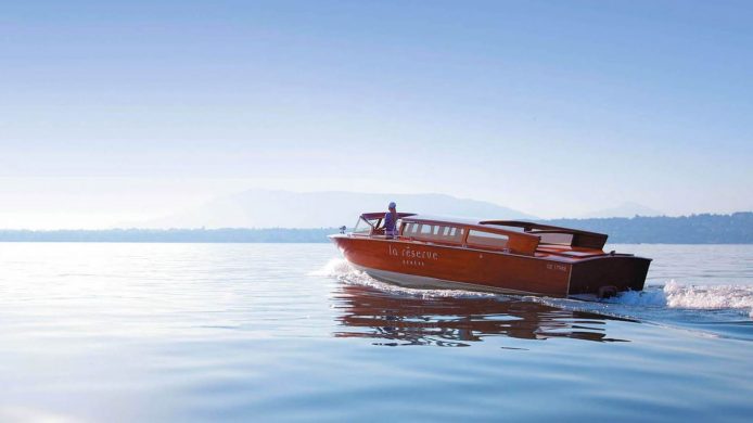 bateau <strong> luxe </strong> cadeaux marques Réserve de Genève » /></p>
<p><strong>Réserve de Genève</strong> | Genève, Suisse</p>
<p> </p>
<p>Naviguez le long des rives du lac Léman sur l’élégant motoscafo de La Réserve Genève. Comme à Venise, des motos en bois de style vénitien ont conduit les invités en douceur sur le lac entre le port privé de l’hôtel au bord du lac et le centre de Genève. Depuis l’eau, admirez le paysage de 10 acres de cette station balnéaire suisse.</p>
<p> </p>
</article>
<article class=