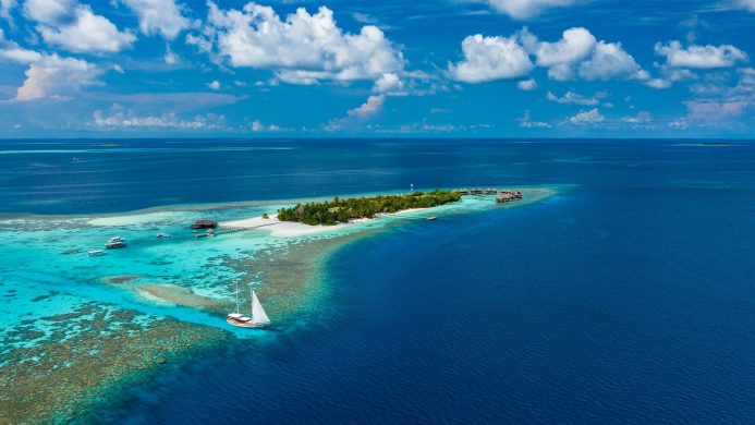 bateau Miri Island Resort <strong> luxe </strong> cadeaux marques » /></p>
<p><strong>Miri Island Resort</strong> | Île de Mirihi, Maldives</p>
<p> </p>
<p>Dérivez sur le yacht de 55 pieds Mirihi Thari au Mirihi Island Resort et explorez les merveilles naturelles de l’atoll d’Ari Sud. Naviguez avec un équipage expérimenté pour trouver les doux géants des océans, les raies manta et les requins baleines. Ou flottez dans le magnifique coucher de soleil des Maldives et dégustez du vin mousseux, des collations et de la musique romantique jouée par le talentueux guitariste à bord.</p>
<p> </p>
</article>
<article class=