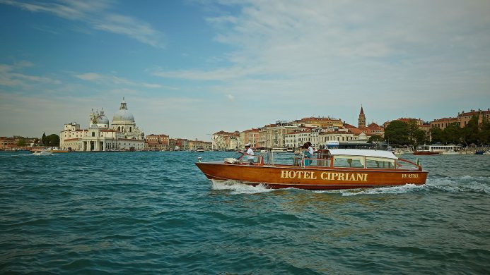 bateau cadeaux <strong> luxe </strong> marques Hôtel Cipriani, Belmond » /></p>
<p><strong>Hôtel Cipriani, Belmond</strong> | Venise, Italie</p>
<p> </p>
<p>Le beau navire que la reine de l’opéra Maria Callas et le réalisateur Pier Paolo Pasolini (Pier Paolo Pasolini) sont tombés amoureux, Edipo Re est le trésor aquatique Cipriani de l’hôtel A Belmond. Traversez la lagune de Venise ou prenez un voilier de 16 mètres pour explorer la côte immaculée de l’île de Pelestrina. Si vous voulez être plus rapide, vous pouvez prendre le hors-bord emblématique de l’hôtel, qui emmène les clients à la table basse et aux magnifiques bâtiments de la place Saint-Marc en seulement quatre minutes.</p>
<p> </p>
</article>
<article class=