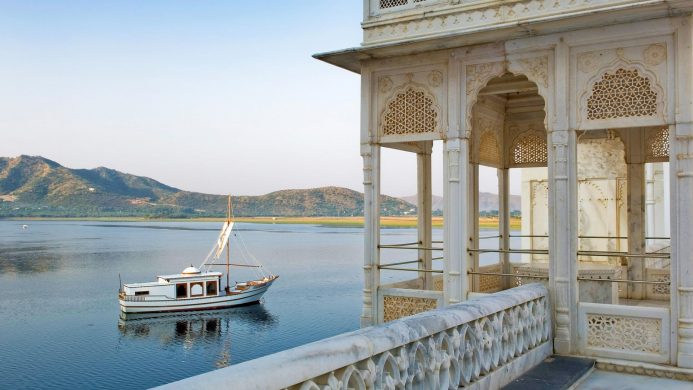 bateau <strong> luxe </strong> Palais du lac Taj » /></p>
<p><strong>Palais du lac Taj</strong> | Udaipur, Inde</p>
<p> </p>
<p>Si flotter sur l’île au centre du lac Pichola à Udaipur n’est pas assez excitant, alors les clients séjournant au Taj Mahal Lake Palace peuvent vivre une expérience de navigation unique. Le spa unique est calqué sur la péniche de cérémonie de la Mewar House, offrant des suites spa doubles, des salons de détente, des hammams et des douches. Sur le pont, il y a aussi une piscine, un canapé-lit et un coin repas.</p>
<p> </p>
</article>
<article class=