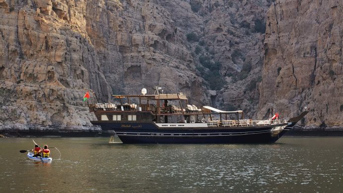 bateau <strong> luxe </strong> Six sens Zigwan » /></p>
<p><strong>Six sens Zigwan</strong> | Baie de Zighy d’Oman</p>
<p> </p>
<p>Voyagez dans un autre siècle sur un boutre omanais classique, loin des pressions de la vie moderne. Inspiré du mot dhahab, qui signifie doré en arabe, le bateau artisanal de Six Senses Zighy Bay rappelle l’âge d’or de la voile arabe, naviguant dans le fjord accidenté de Musandam à une vitesse confortable de 10 nœuds. De retour dans le complexe isolé, dégustez des collations et des boissons l’après-midi et émerveillez-vous devant la lumière déclinante sur la côte ciselée.</p>
<p> </p>
</article>
<article class=