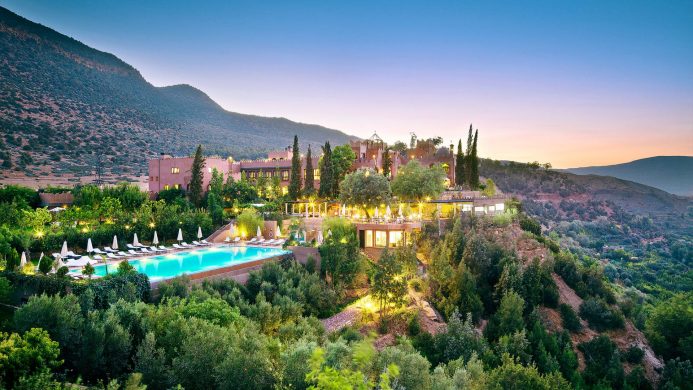 Vue aérienne de l'hôtel Kasbah Tamadot dans les montagnes