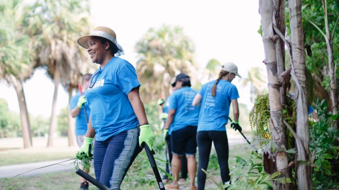 Le personnel de Breakers Palm Beach nettoie le parc Dreyer