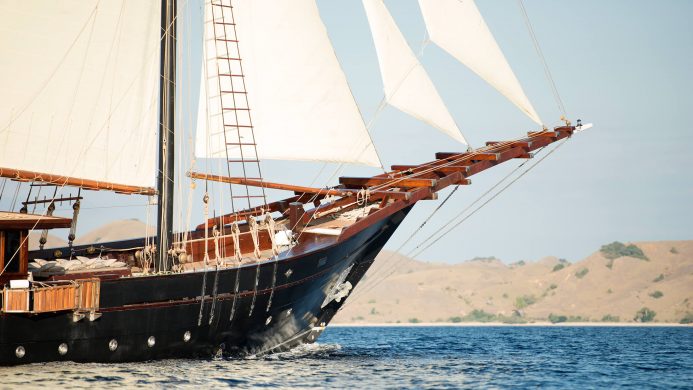 bateau Omanwana <strong> luxe </strong> cadeaux marques » /><strong>Omanwana</strong> | Île de Moyo, IndonésieEn tant que paradis naturel, Amanwana est la seule station balnéaire de la magnifique île de Moyo, qui est un véritable jardin d’Eden dans la mer de Flores. Naviguez dans des eaux turquoise et des récifs coralliens immaculés sur le yacht phare d’Aman, Amandira, un <strong>bateau à voile der <strong> luxe </strong></strong> et de plongée Phinisi à deux mâts sur mesure avec 5 cabines spacieuses et 14 membres d’équipage. Le salon sur le pont avant est parfait pour bronzer sur les transats, coucher de soleil et observer les étoiles. </article>
<article class=