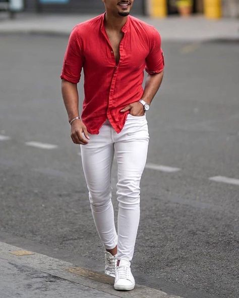 Camisa roja con pantalones blancos