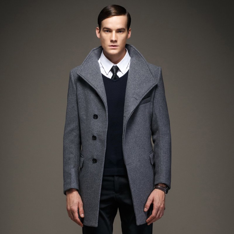 Porter un long manteau gris au travail