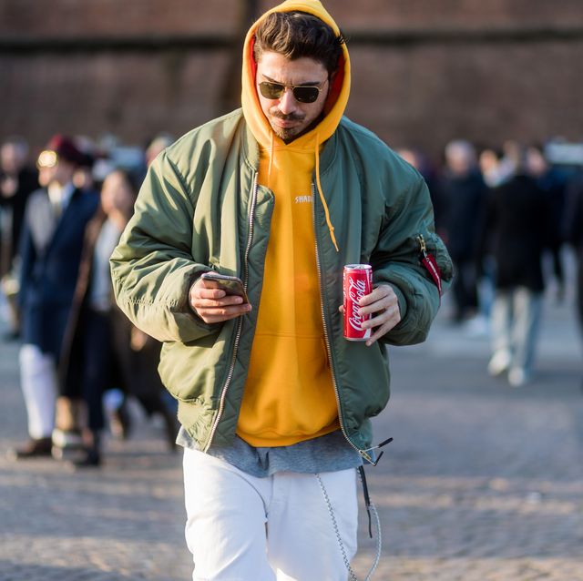 Tenue de sport avec sweat et blouson aviateur