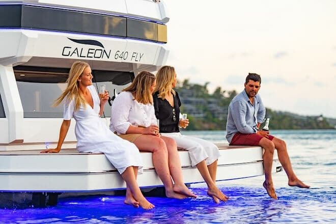 Galeon 640 Fly avec des invités relaxants à l'arrière