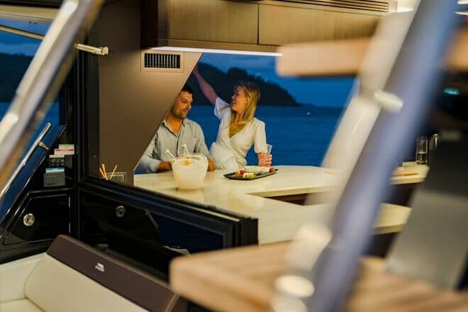 Galeon 640 Fly, cuisine arrière et bar à bâbord