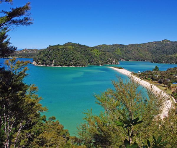 Forêts vertes, plages de sable blanc, eaux turquoises.