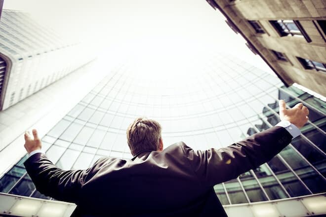 personnes devant le bâtiment