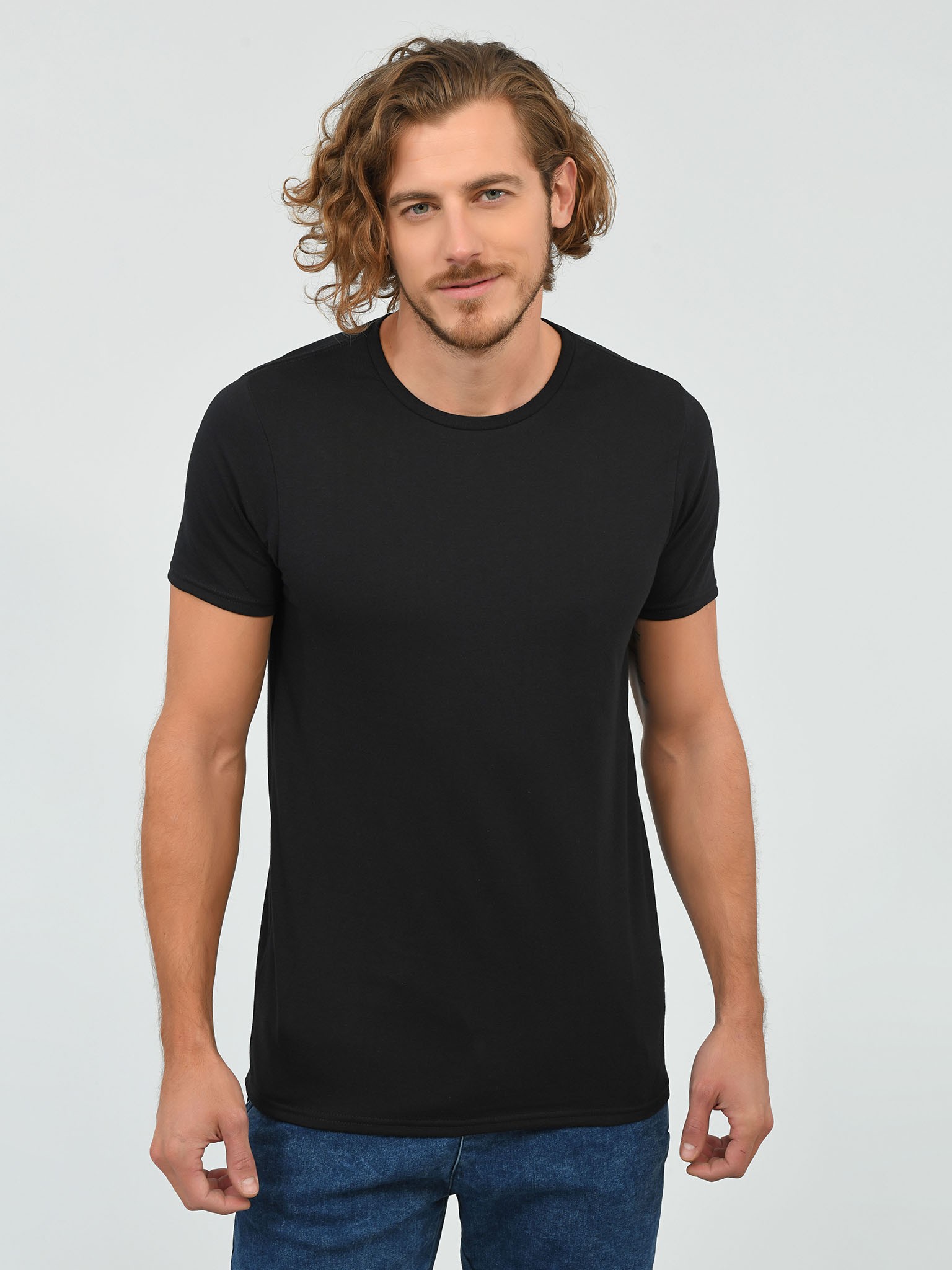 Jean avec un t-shirt noir