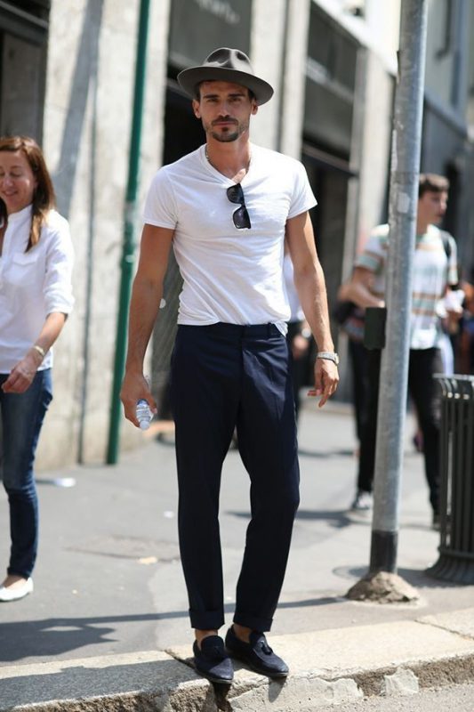 Pantalon chino avec tee-shirt blanc