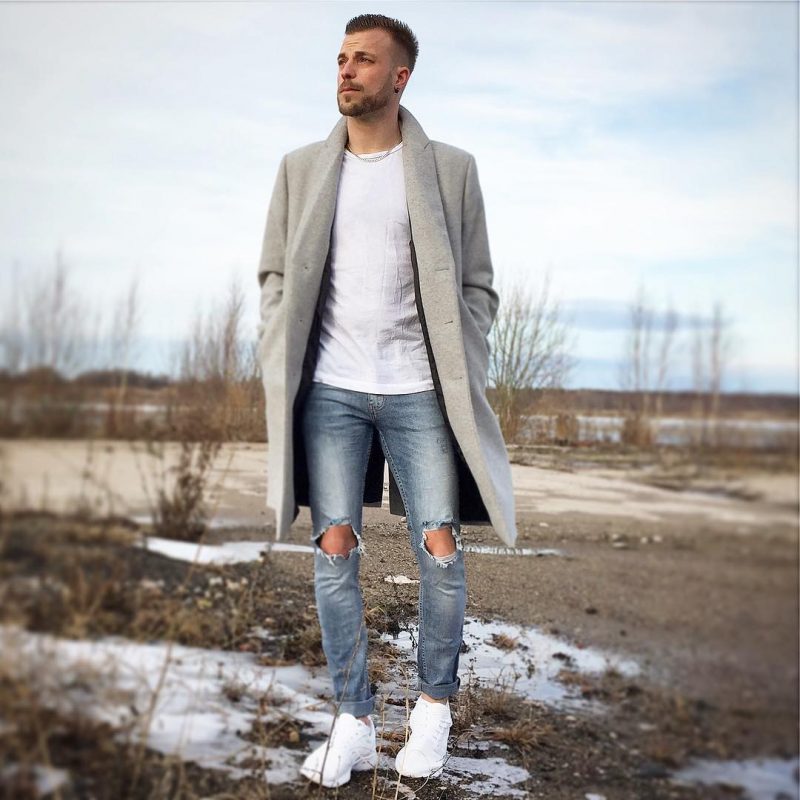 Manteau long avec tee-shirt blanc