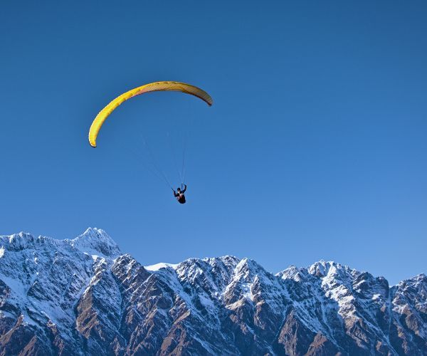 Un homme faisant du parapente à Queenstown