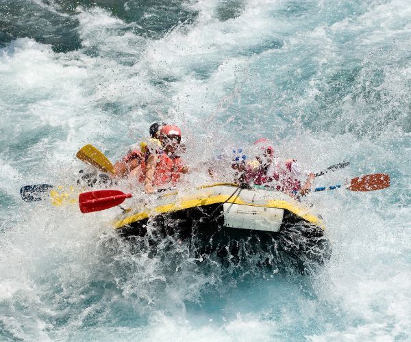 groupe de personnes rafting en eaux vives