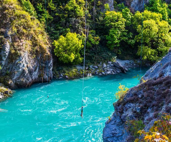 Homme pendu à la rivière avec un cordon élastique