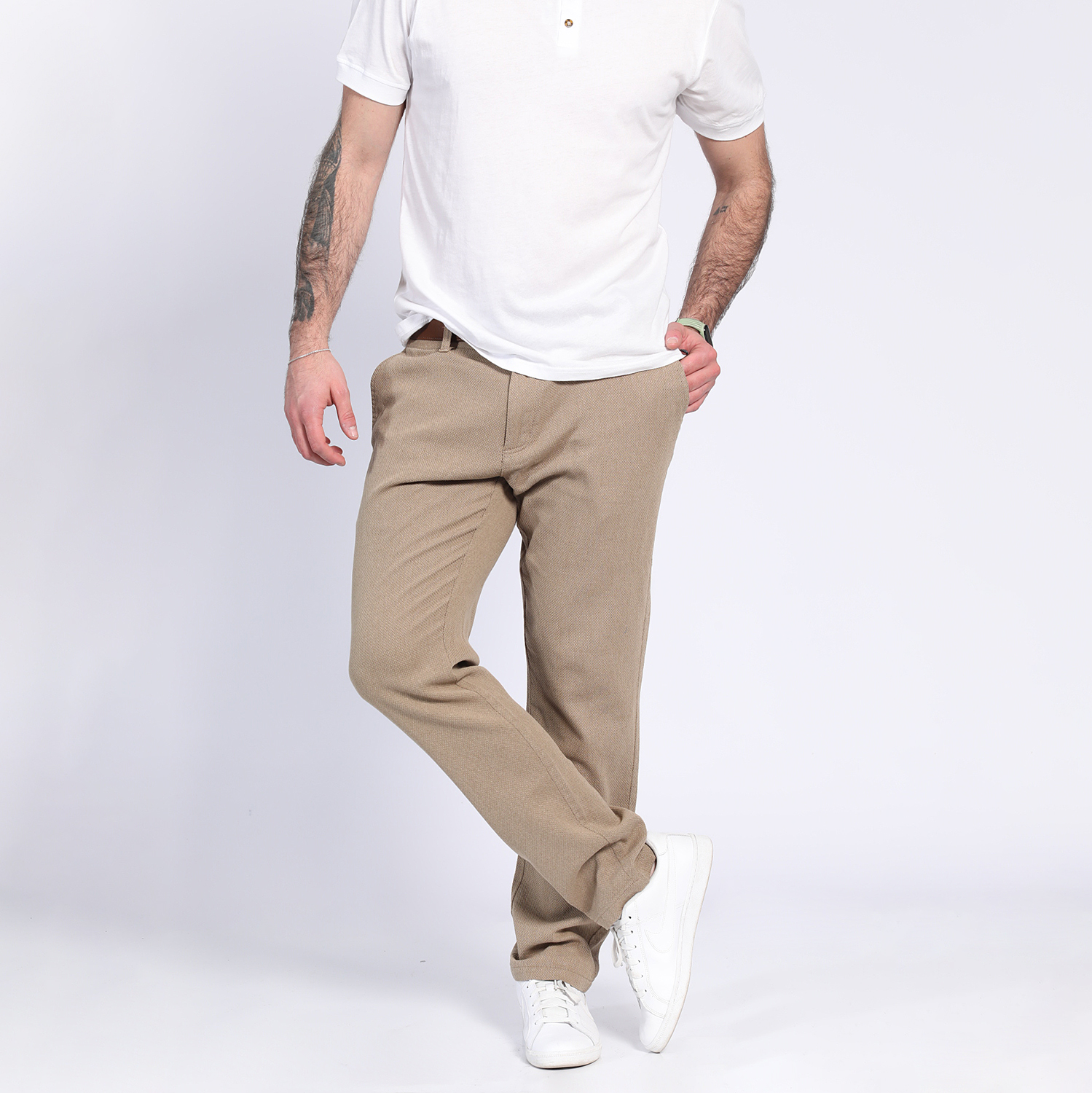 T-shirt blanc avec pantalon beige